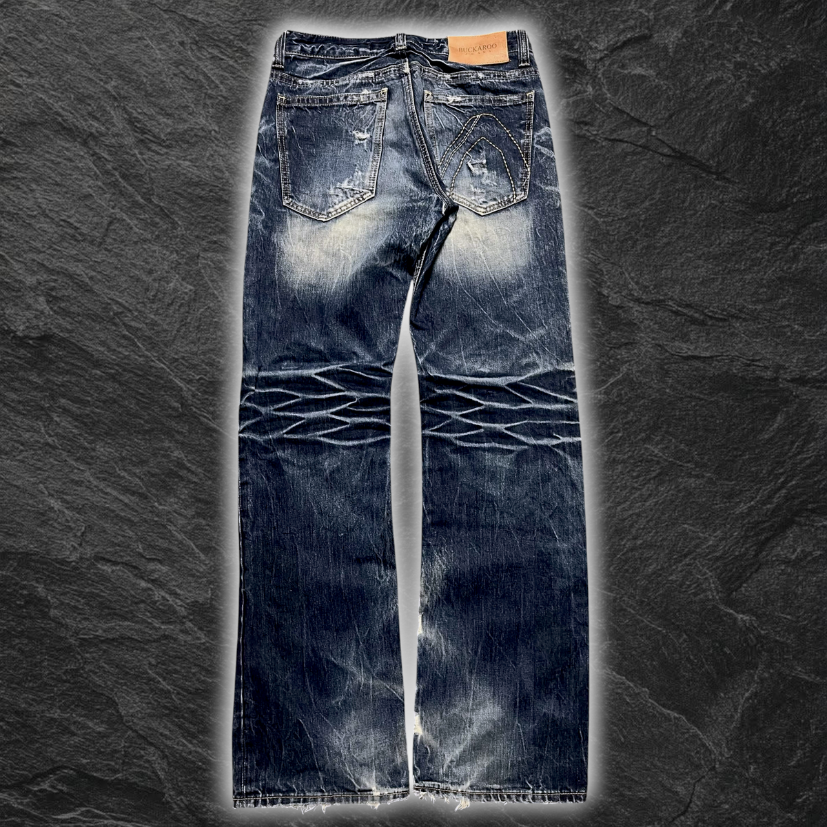 streetcave.eu Buckaroo Jeans aus Indigo-Denim mit Distressed-Details, Vintage-Waschung und markanten Gesäßtaschen.