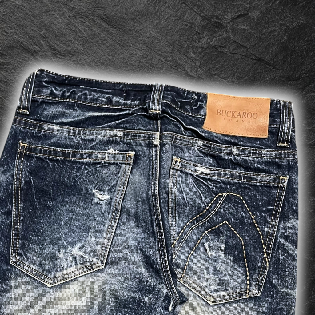 streetcave.eu Buckaroo Jeans aus dunkelblauem Denim mit Distressed-Details, Vintage-Waschung und Leder-Label am Bund.