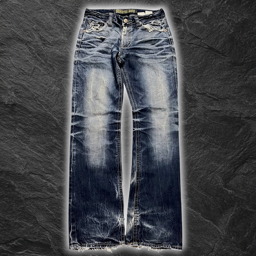 streetcave.eu Buckaroo Jeans in Indigo-Denim mit markanter Waschung, Distressed-Details und ausgefransten Säumen.