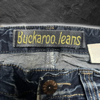 streetcave.eu Buckaroo jeans Denim-Hose mit gelbem Logo-Aufnäher und markanten Nähten auf dunkelblauem Stoff