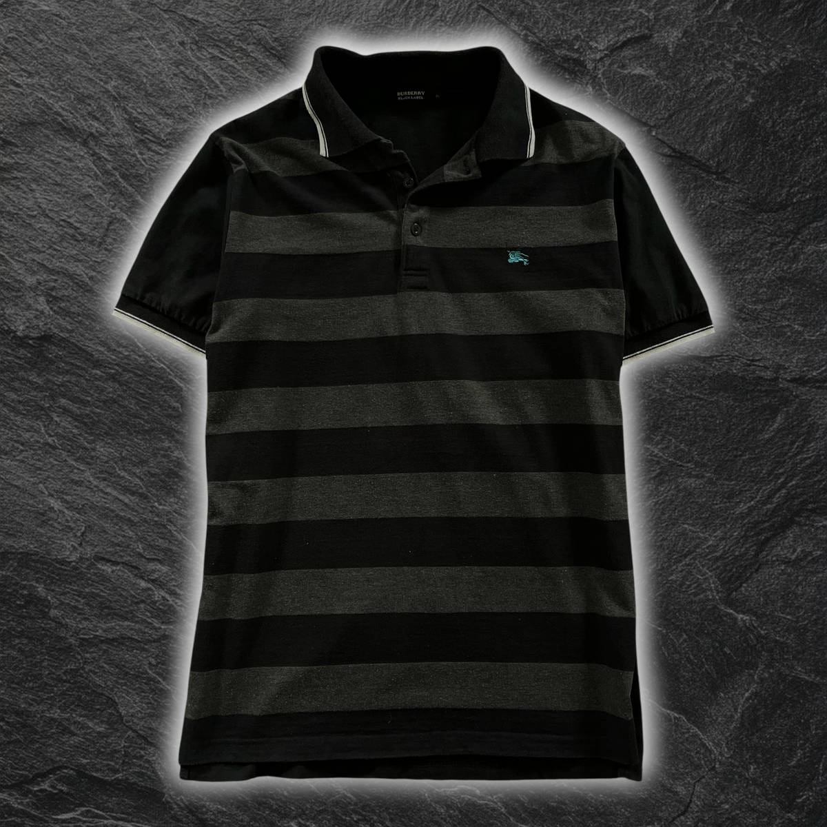 streetcave.eu Burberry Black Label Poloshirt in Schwarz und Grau mit gestreiftem Muster und türkisfarbenem Logo