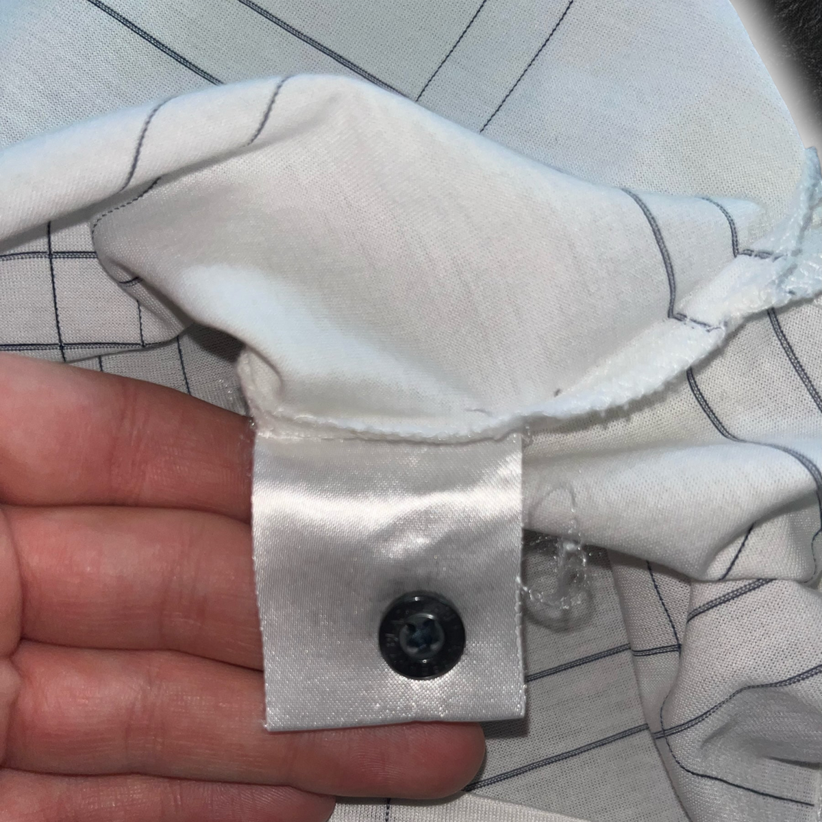 streetcave.eu BURBERRY BLACK LABEL Poloshirt in Weiß mit feinem Karomuster und Ersatzknopf am Etikett
