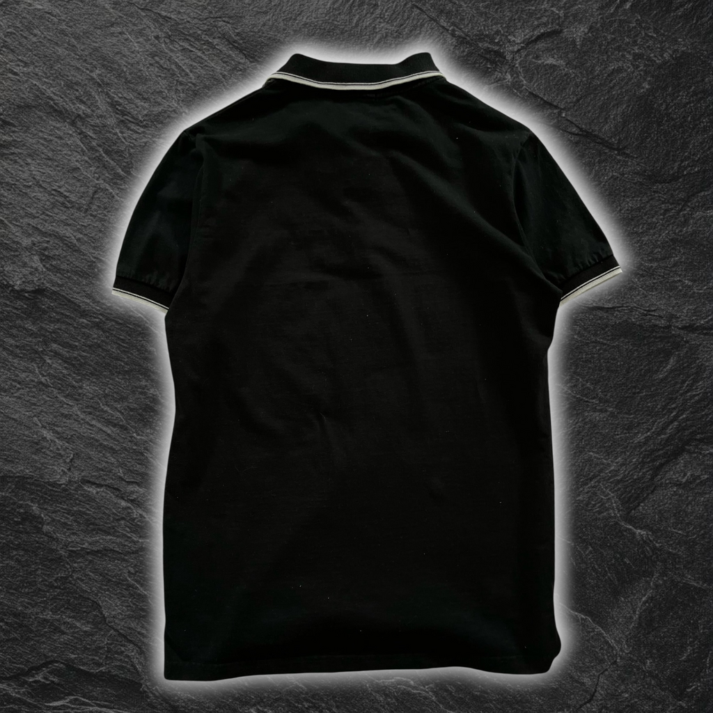 streetcave.eu Burberry Black Label Poloshirt in Schwarz mit gestreiften Details an Kragen und Ärmeln, Rückansicht