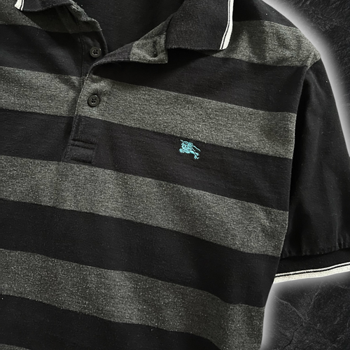 streetcave.eu Burberry Black Label Poloshirt in Schwarz und Grau mit gestreiftem Muster und türkisfarbenem Logo