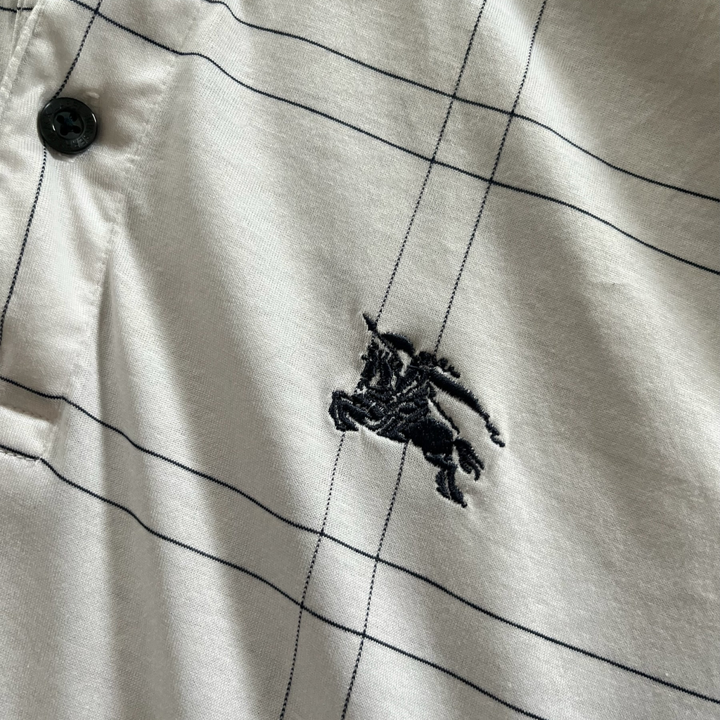 streetcave.eu Burberry Black Label Poloshirt in Weiß mit feinem Karomuster und gesticktem Reiter-Logo auf der Brust