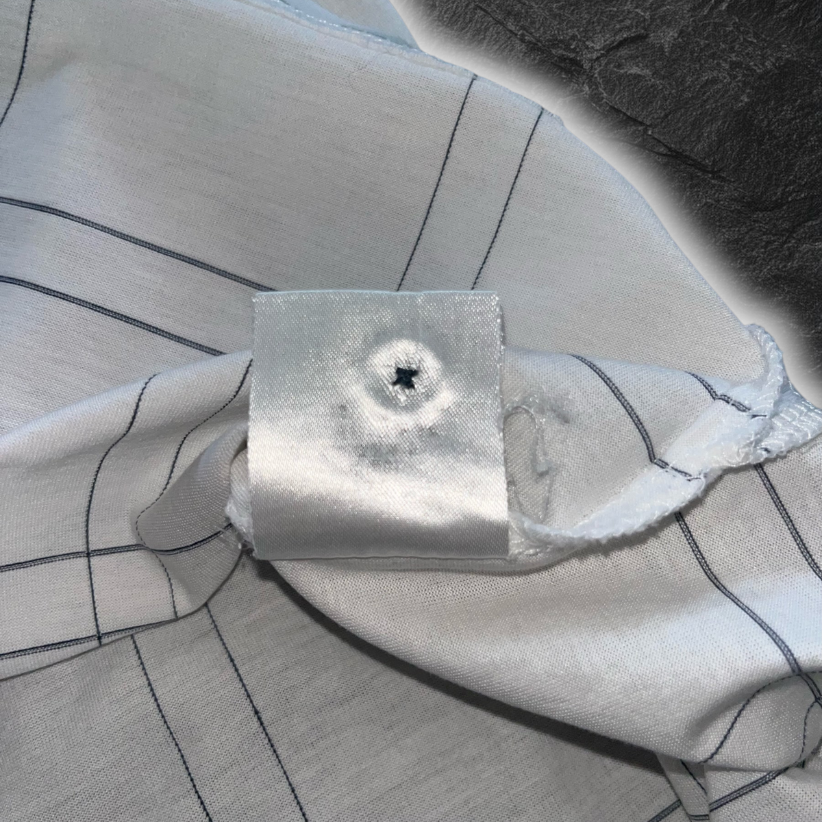 streetcave.eu Burberry Black Label Poloshirt in Weiß mit feinem dunklem Karomuster und eingenähtem Pflegeetikett