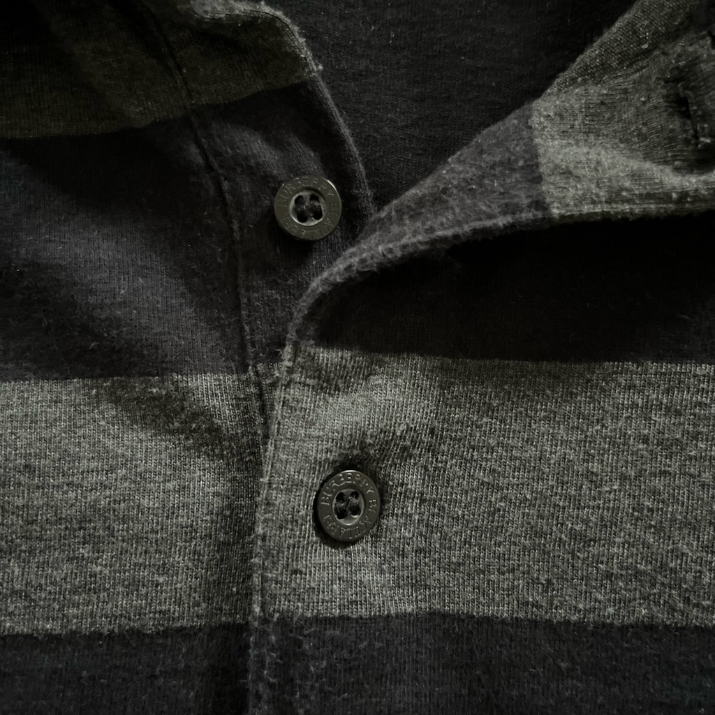 streetcave.eu Burberry Black Label Poloshirt mit schwarz-grauem Streifenmuster und gravierten Knöpfen