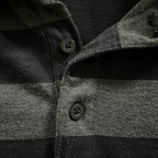 streetcave.eu Burberry Black Label Poloshirt mit schwarz-grauem Streifenmuster und gravierten Knöpfen