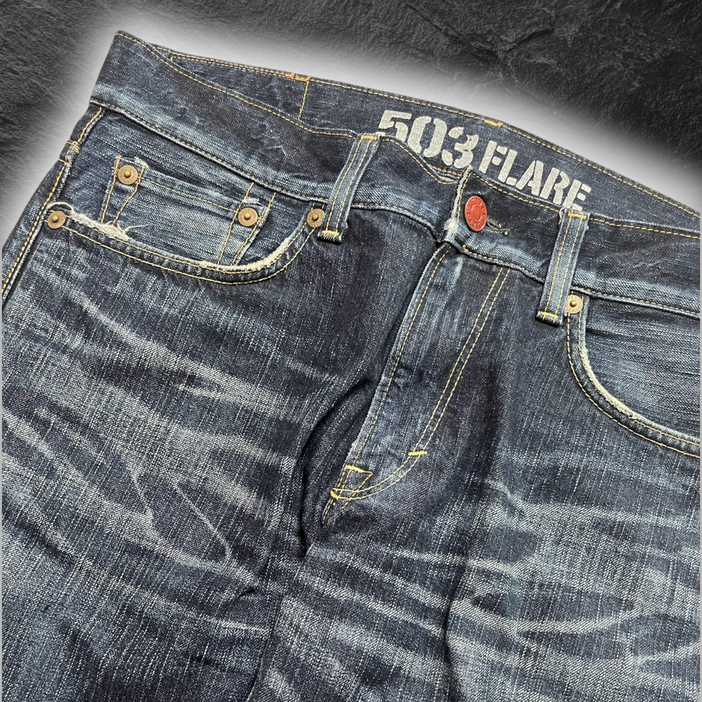 streetcave.eu EDWIN Blue Trip 503 Flare Jeans aus blauem Denim mit Whisker-Effekten und rotem Knopf