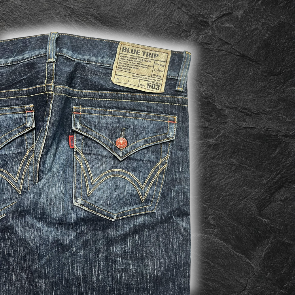 streetcave.eu EDWIN Blue Trip 503 Flare Jeans aus blauem Denim mit Gesäßtaschen mit Klappen und rotem Knopfdetail