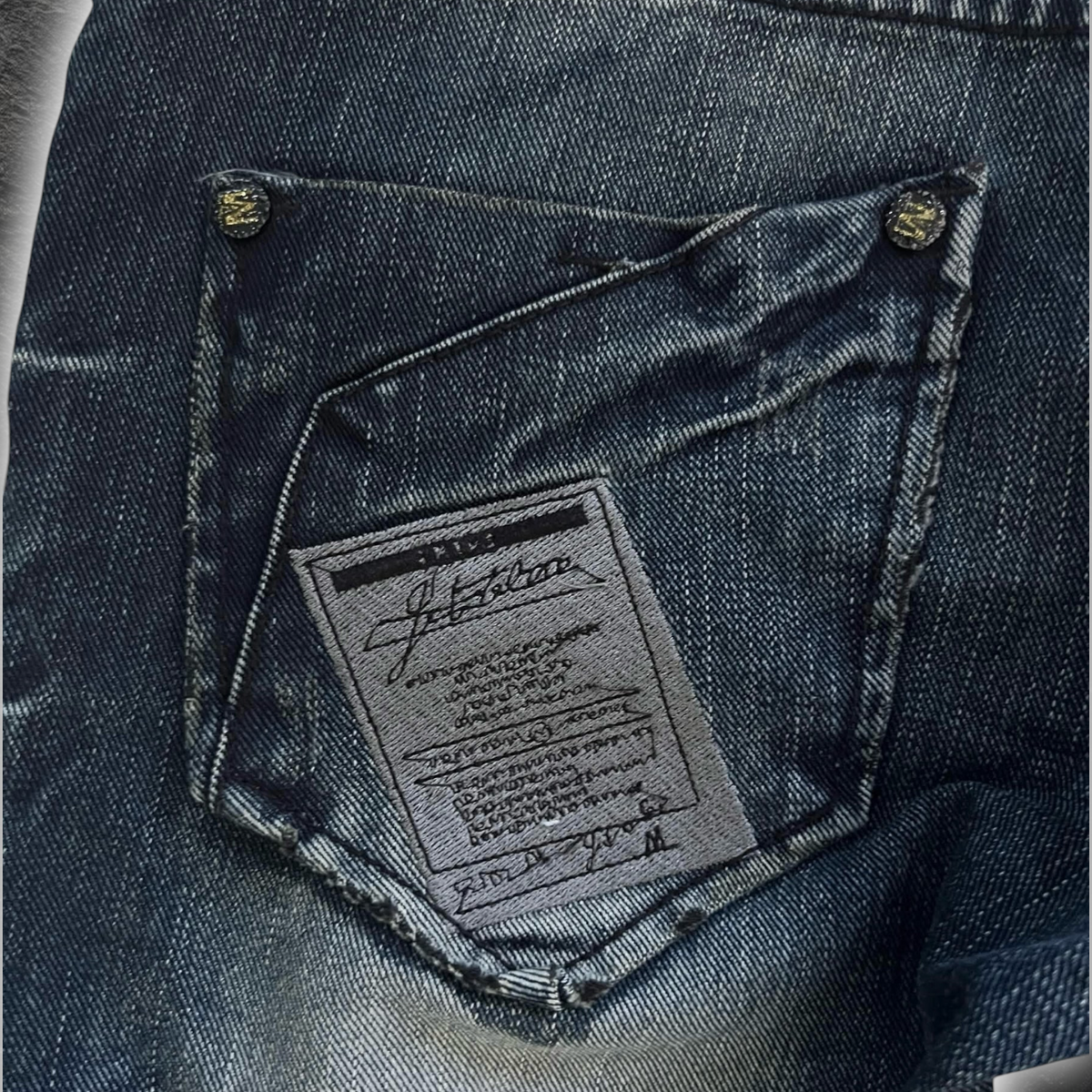 streetcave.eu 3+2 JEANS DECODE Herren Denim Hose mit aufwendiger Waschung, Falten-Optik und Patch an der Gesäßtasche