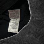 streetcave.eu Pflegeetikett im schwarzen semanticdesign T-Shirt mit V-Ausschnitt und Materialinformationen