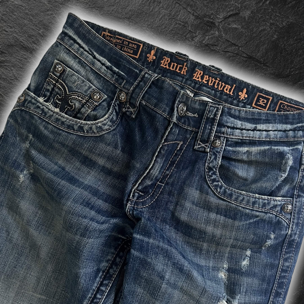 streetcave.eu Rock Revival Herren Denim Jeans in verwaschenem Blau mit Distressed-Details und markanten Ziernähten.