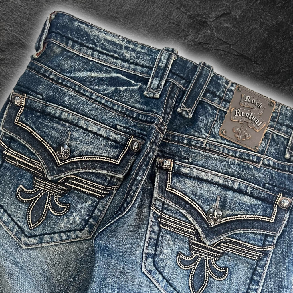 streetcave.eu Rock Revival Herren Jeans aus blauem Denim mit aufwendiger Stickerei und Distressed-Details an Taschen