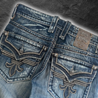 streetcave.eu Rock Revival Herren Jeans aus blauem Denim mit aufwendiger Stickerei und Distressed-Details an Taschen