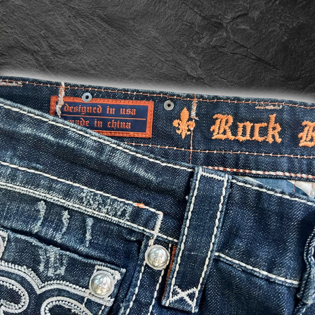 streetcave.eu Rock Revival Herrenjeans aus blauem Denim mit markanten Kontrastnähten und aufwendigen Stickereien
