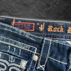 streetcave.eu Rock Revival Herrenjeans aus blauem Denim mit markanten Kontrastnähten und aufwendigen Stickereien
