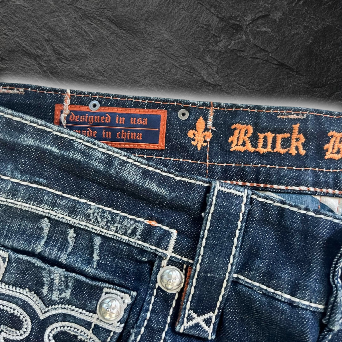 streetcave.eu Rock Revival Herrenjeans aus blauem Denim mit markanten Kontrastnähten und aufwendigen Stickereien