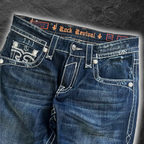 streetcave.eu Rock Revival Herren Jeans aus blauem Denim mit markanten Kontrastnähten und aufwendigen Stickereien
