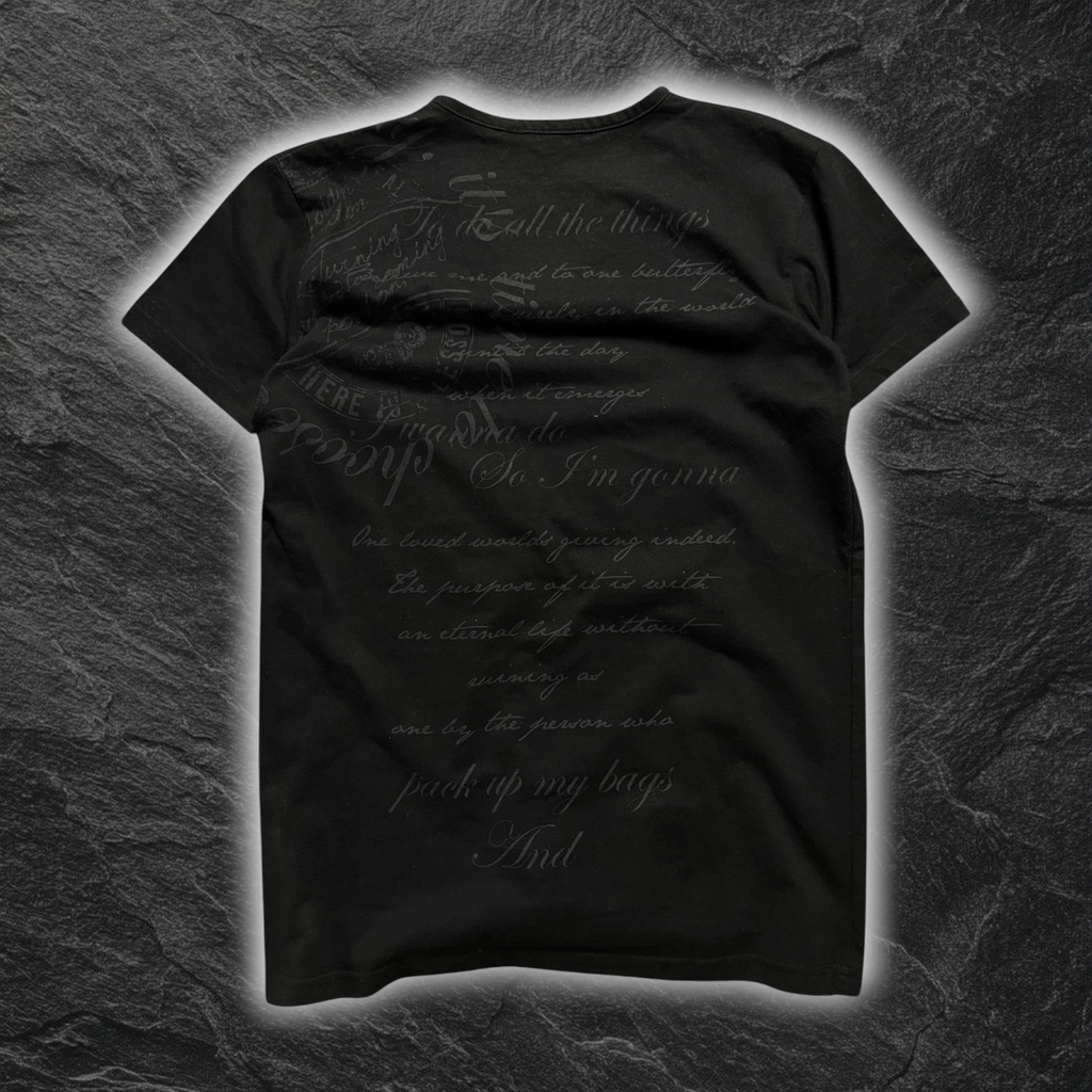 streetcave.eu schwarzes T-Shirt mit V-Ausschnitt und kunstvollem Ton-in-Ton Kalligrafie-Print auf der Rückseite