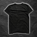 streetcave.eu schwarzes T-Shirt mit V-Ausschnitt und kunstvollem Ton-in-Ton Kalligrafie-Print auf der Rückseite