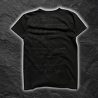 streetcave.eu schwarzes T-Shirt mit V-Ausschnitt und kunstvollem Ton-in-Ton Kalligrafie-Print auf der Rückseite