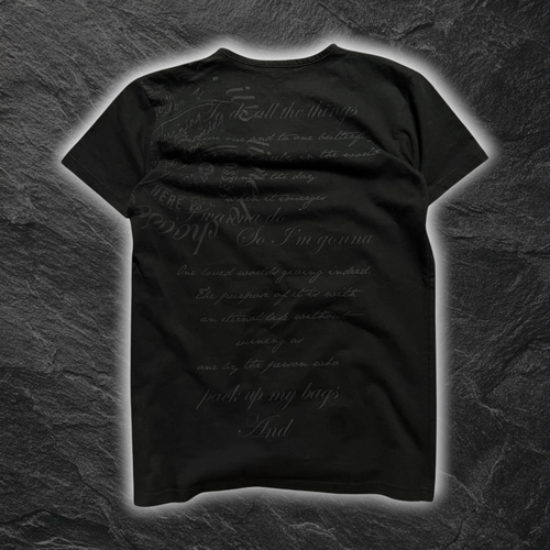 streetcave.eu schwarzes T-Shirt mit V-Ausschnitt und kunstvollem Ton-in-Ton Kalligrafie-Print auf der Rückseite