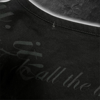 streetcave.eu schwarzes T-Shirt mit V-Ausschnitt und dezentem Ton-in-Ton Kalligrafie-Print aus Baumwollmix