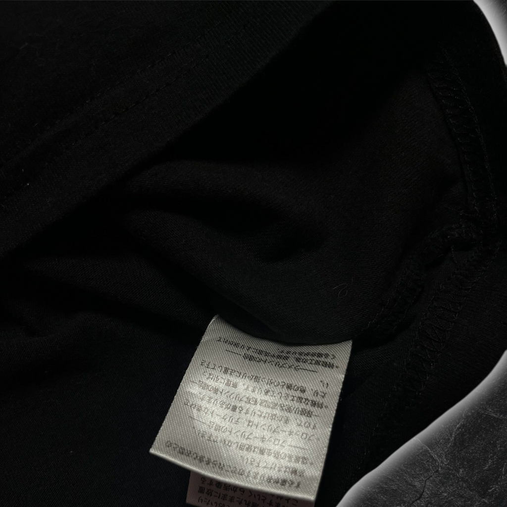 streetcave.eu Pflegeetikett im schwarzen T-Shirt mit japanischen Textanweisungen zur Textilpflege