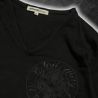 streetcave.eu schwarzes V-Ausschnitt T-Shirt von semanticdesign mit dezentem Ton-in-Ton Grafikdruck auf der Brust