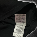 streetcave.eu Pflegeetikett im schwarzen Semantic Design T-Shirt mit Materialzusammensetzung und Waschanleitung