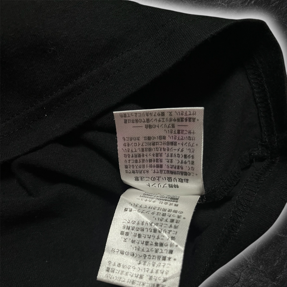 streetcave.eu Pflegeetikett im schwarzen Semantic Design T-Shirt mit Materialzusammensetzung und Waschanleitung