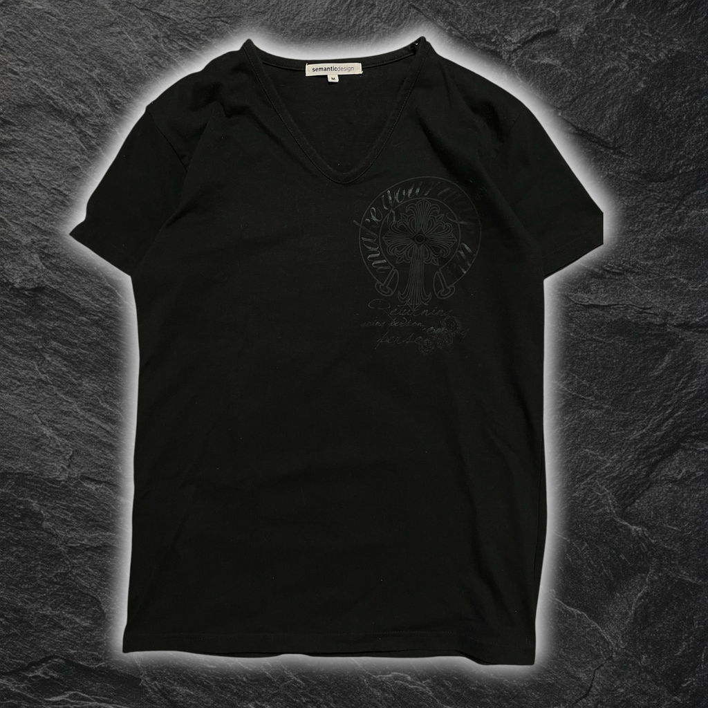 Schwarzes streetcave.eu semanticdesign T-Shirt mit V-Ausschnitt und dezentem Ton-in-Ton Grafik-Print auf der Brust
