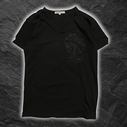 Schwarzes streetcave.eu semanticdesign T-Shirt mit V-Ausschnitt und dezentem Ton-in-Ton Grafik-Print auf der Brust
